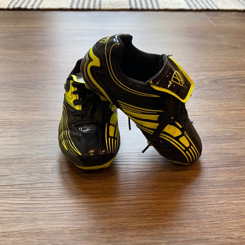 Boys size 8 Vizari Soccer Cleats